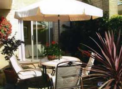Self contained garden apartment 15 minutes walk to city centre