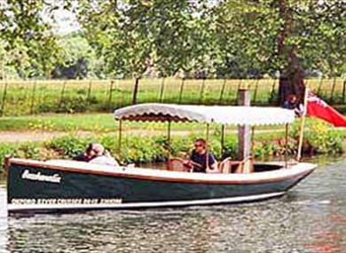 Exquisite picnic trips and elegant private charters in Oxford